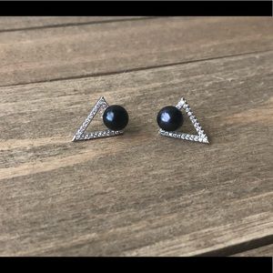 NWOT Triangle Pearl Earrings